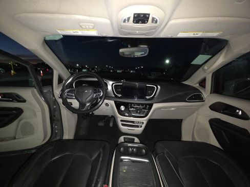 Used 2022 Chrysler Pacifica Touring-L w/ Uconnect Theater Family Group FWD image 10
