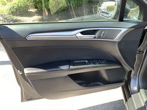 Used 2019 Ford Fusion SE FWD image 17