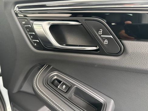 Certified 2025 Porsche Macan AWD/4WD image 18