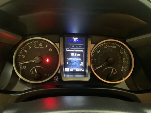 Used 2022 Toyota Tacoma SR5 w/ SR5 Appearance Package (SM) AWD/4WD image 30