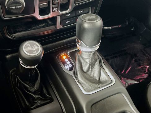 Used 2022 Jeep Wrangler Unlimited Sahara AWD/4WD image 17