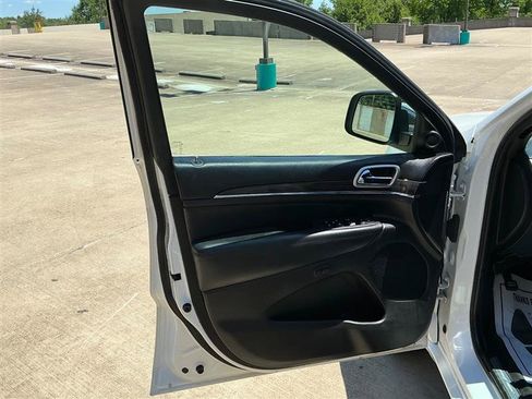 Used 2018 Jeep Grand Cherokee Overland AWD/4WD image 25