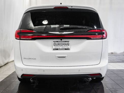 New 2026 Chrysler Pacifica Select image 5