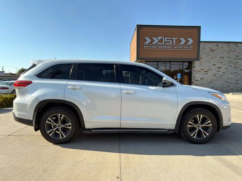 Used 2018 Toyota Highlander LE FWD image 9