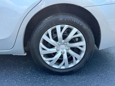 Used 2017 Toyota Corolla LE FWD image 3
