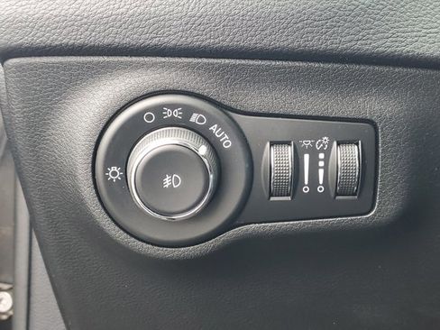Used 2018 Jeep Compass Latitude w/ Popular Equipment Group AWD/4WD image 8