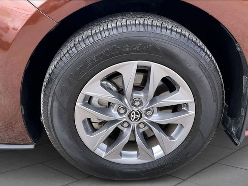 Used 2024 Toyota Sienna LE image 11