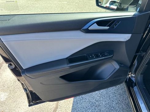 Certified 2024 Volkswagen Taos SE image 11