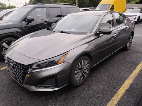 Used 2024 Nissan Altima 2.5 SV FWD image 5