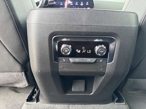 Used 2025 Chevrolet Suburban Z71 w/ Comfort Package image 31