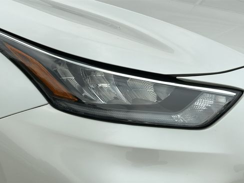 Used 2020 Toyota Highlander L AWD/4WD image 4