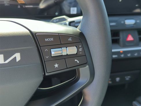 New 2025 Kia K4 LXS image 32
