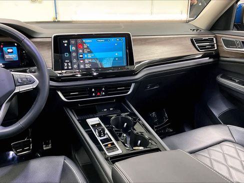 Used 2025 Volkswagen Atlas SEL Premium R-Line image 8