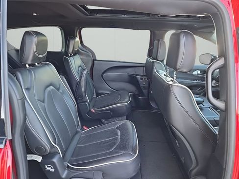 Used 2025 Chrysler Pacifica Limited FWD image 22