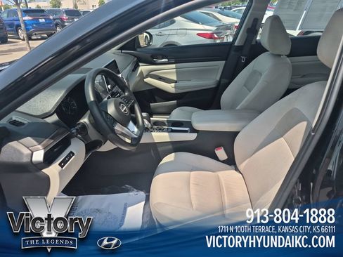Used 2025 Nissan Altima 2.5 SV FWD image 9