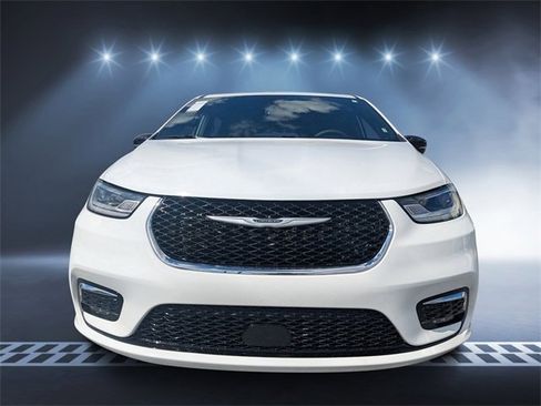 Used 2025 Chrysler Pacifica Select image 8