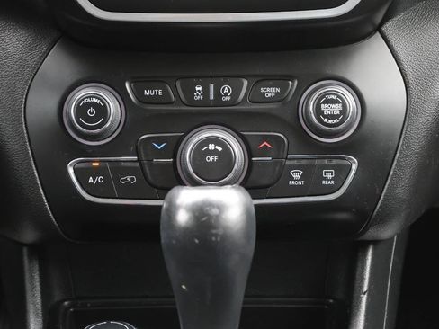 Used 2019 Jeep Cherokee Latitude Plus w/ Cold Weather Group AWD/4WD image 21