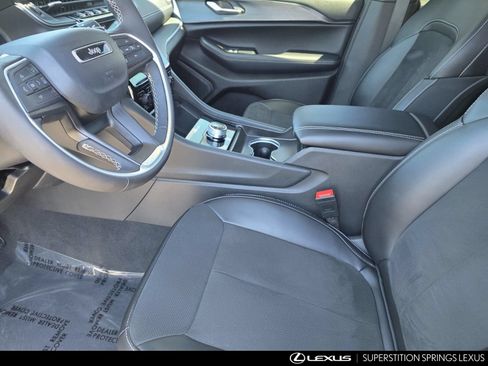 Used 2025 Jeep Grand Cherokee Altitude AWD/4WD image 12