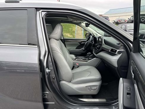 Used 2024 Toyota Highlander Platinum image 11