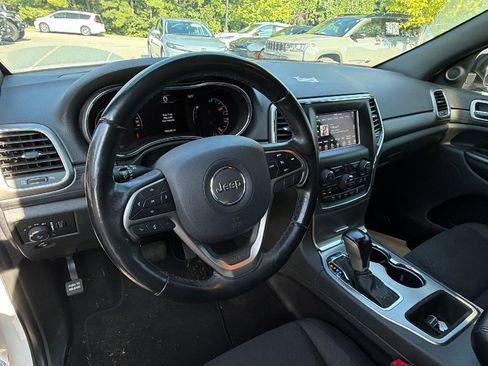 Used 2020 Jeep Grand Cherokee Laredo RWD image 24