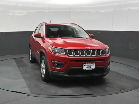 Used 2019 Jeep Compass Latitude w/ Popular Equipment Group AWD/4WD image 3