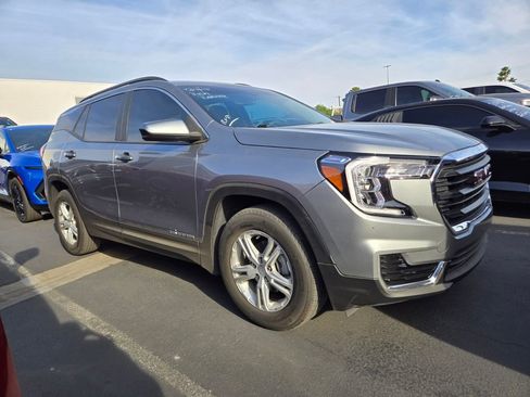 Used 2023 GMC Terrain SLE w/ Driver Convenience Package image 2
