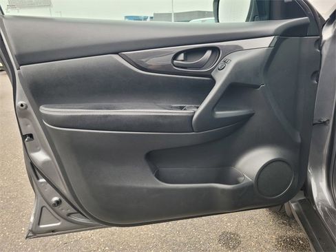 Used 2020 Nissan Rogue S image 18