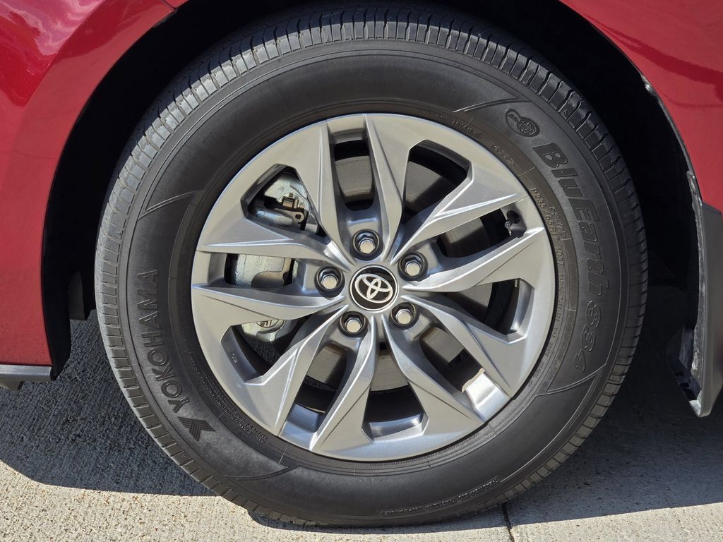 Used 2026 Toyota Sienna XLE FWD image 11