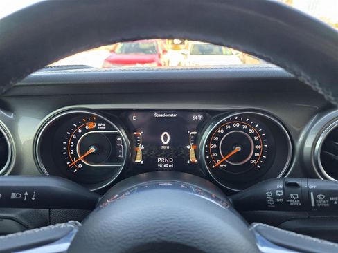 Used 2018 Jeep Wrangler Unlimited Sahara AWD/4WD image 11