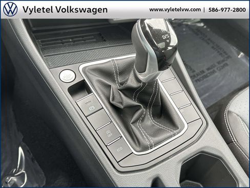 Certified 2025 Volkswagen Jetta SE w/ Sunroof Package image 28
