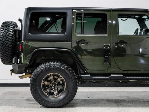 Used 2015 Jeep Wrangler Unlimited Rubicon w/ Connectivity Group AWD/4WD image 12