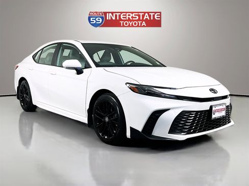 Used 2025 Toyota Camry SE w/ Convenience Package image 1