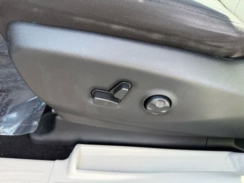 Used 2022 Chrysler Voyager LX image 12