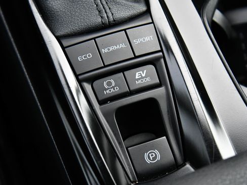 Used 2025 Toyota Camry SE image 31