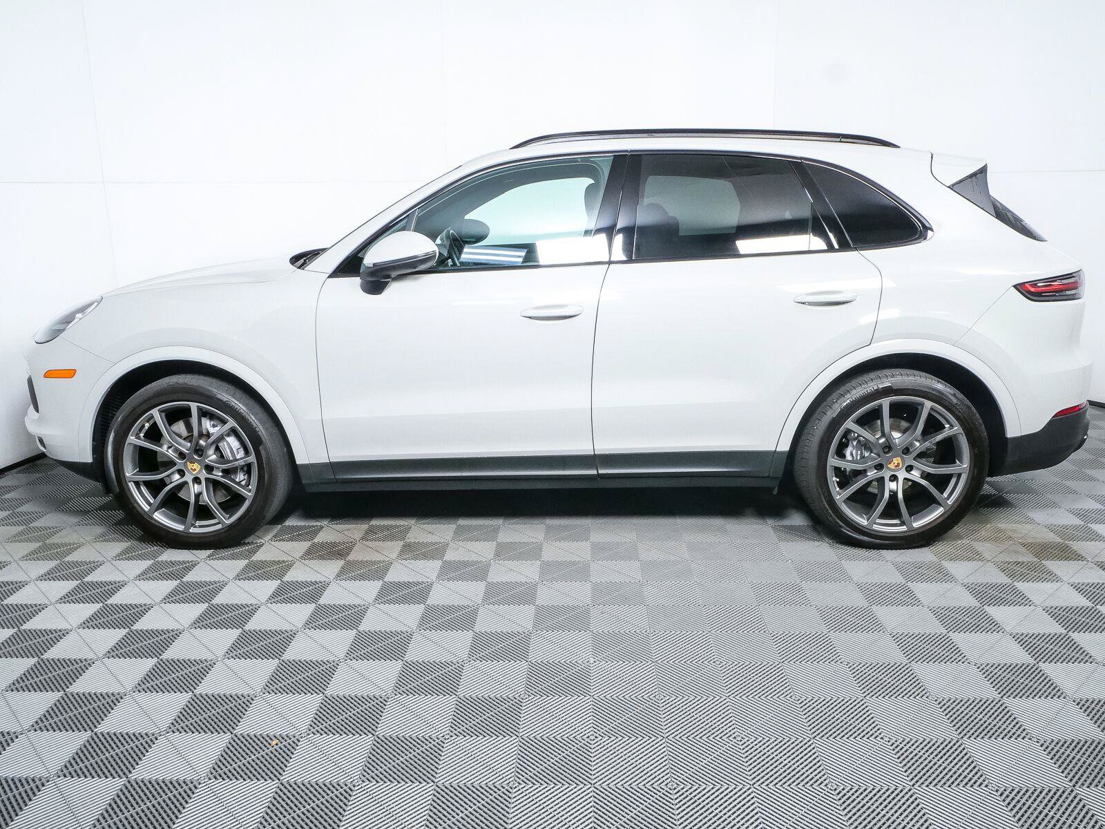 Used 2023 Porsche Cayenne Platinum Edition AWD/4WD image 2