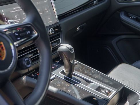 Certified 2026 Porsche Macan AWD/4WD image 27