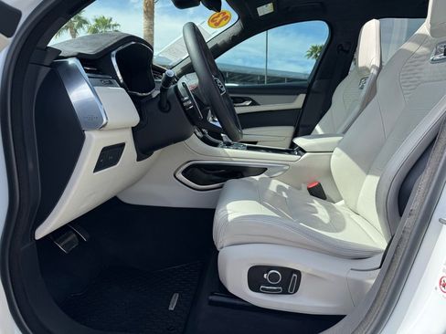 Used 2023 Jaguar F-PACE SVR image 13