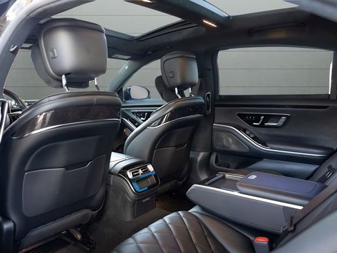 Used 2022 Mercedes-Benz S 580 4MATIC Sedan w/ AMG Line Package image 58