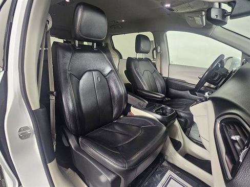 Used 2020 Chrysler Pacifica Touring-L image 13