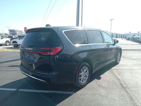 Used 2023 Chrysler Pacifica Touring-L image 7