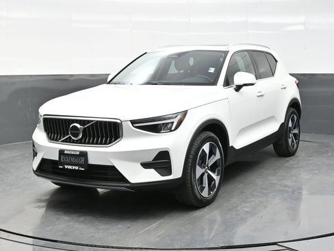 Used 2025 Volvo XC40 B5 Core AWD/4WD image 2