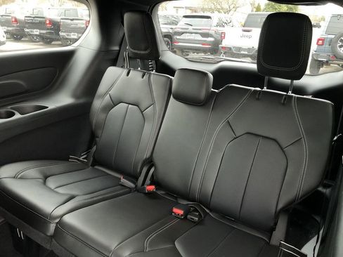 New 2026 Chrysler Pacifica Select image 20