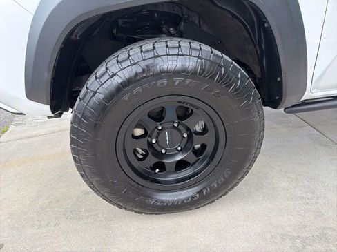 Used 2022 Toyota Tacoma TRD Off-Road w/ Technology Package AWD/4WD image 9
