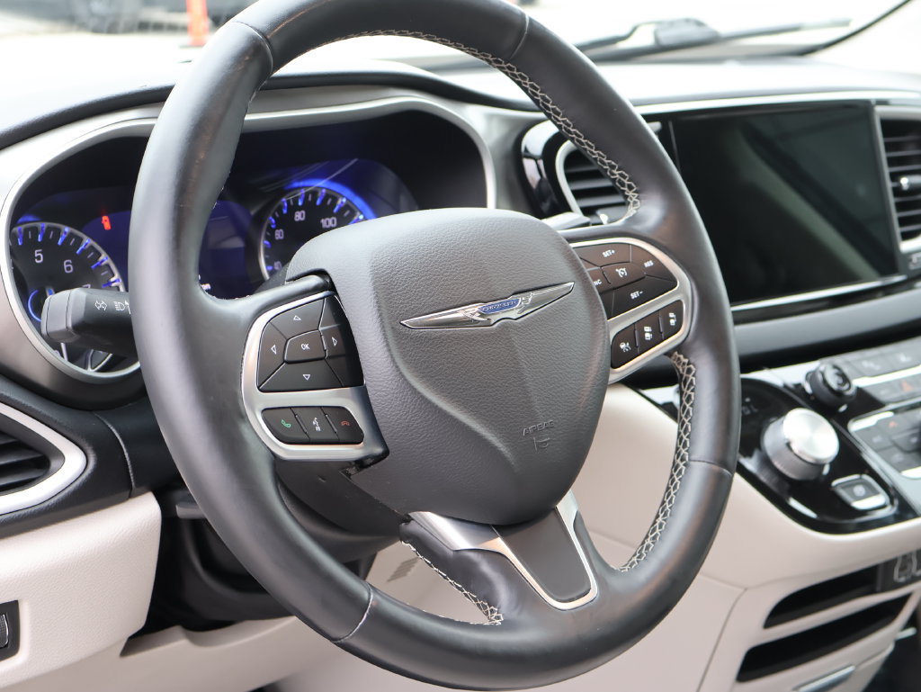 Used 2021 Chrysler Pacifica Touring-L FWD image 22
