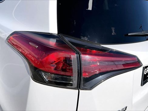 Used 2018 Toyota RAV4 LE FWD image 28