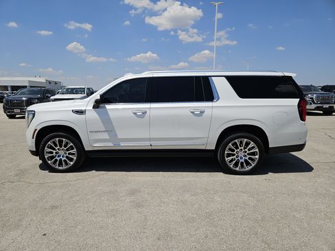 Used 2025 GMC Yukon XL Denali w/ Denali Reserve Package AWD/4WD image 4