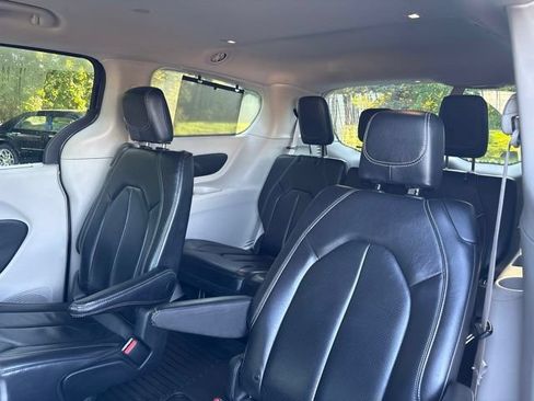 Used 2022 Chrysler Pacifica Touring-L FWD image 7