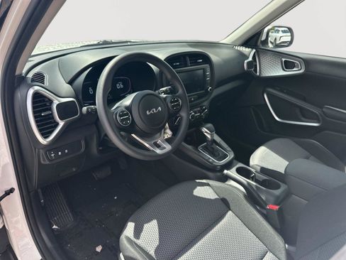 Used 2025 Kia Soul LX w/ LX Technology Package FWD image 9