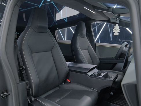 Used 2024 Tesla Cybertruck AWD Crew Cab image 38