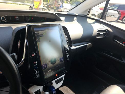 Used 2017 Toyota Prius Prime Advanced FWD image 12
